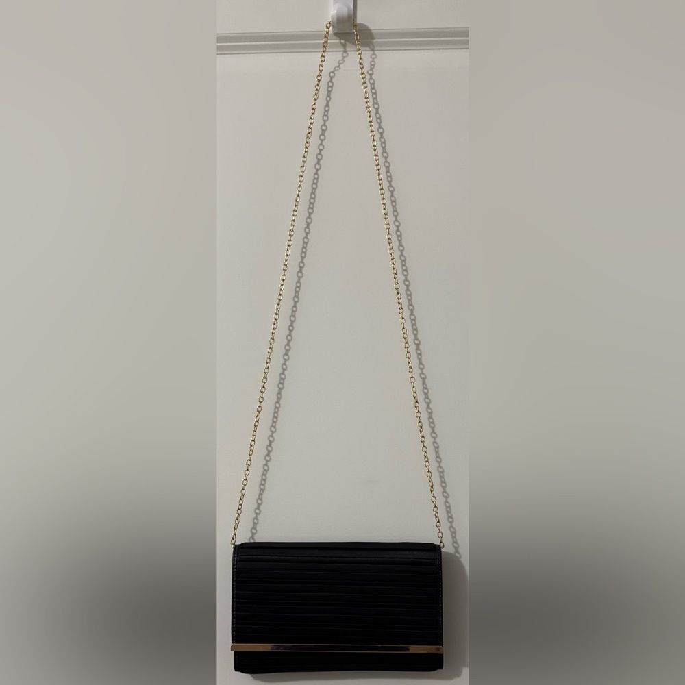 Perry White Clutch Gold Chain Black